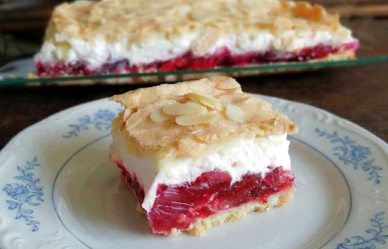 Prăjitură cu zmeură, frișcă și bezea crocantă – desert spectaculos în straturi!