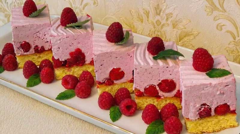 Prăjitură cu cremă de vișine, biscuiți și frișcă delicată – nu lipsește de pe masă când am musafiri